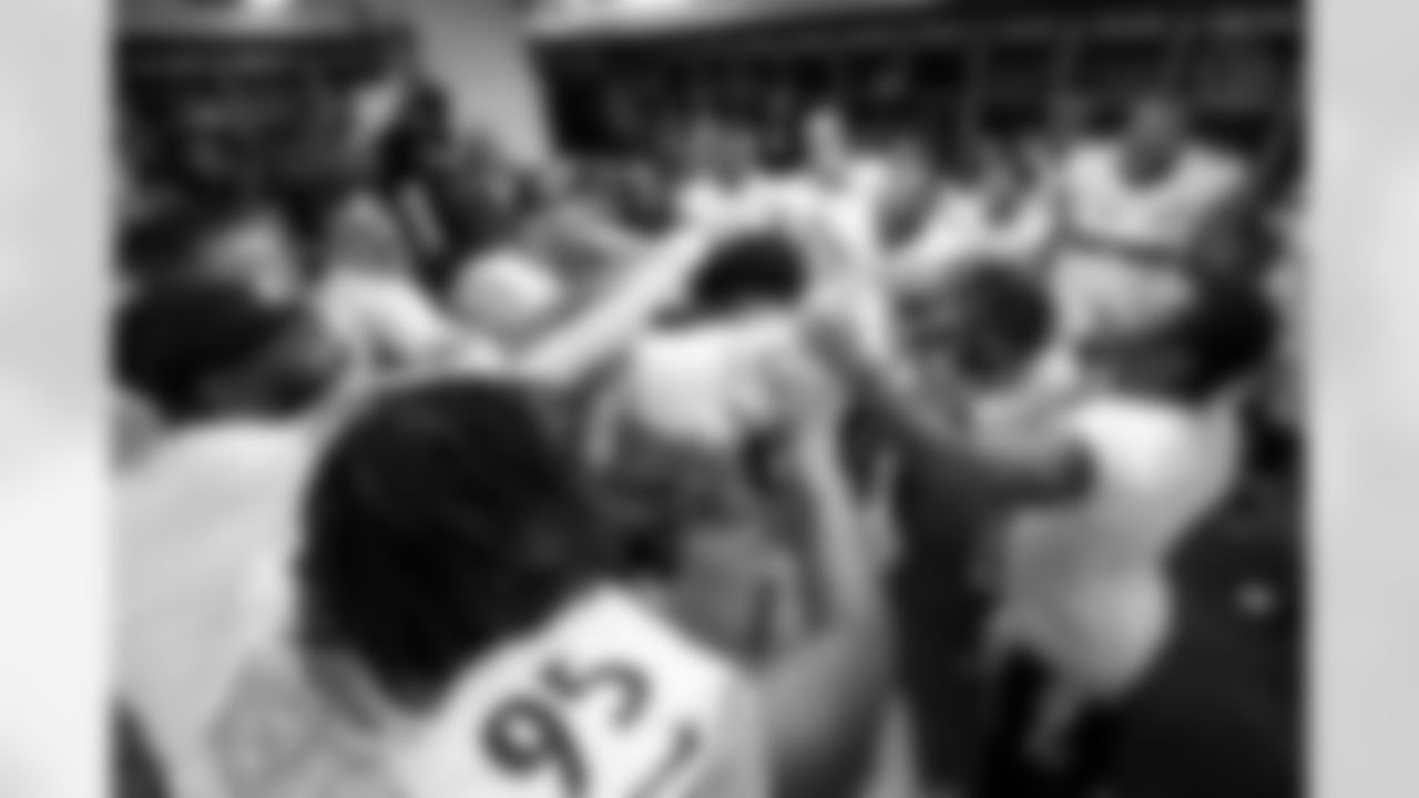 Pittsburgh Steelers defensive tackle Derrick Harmon (99) and the team following a regular season game between the Pittsburgh Steelers and the Detroit Lions, Sunday, Dec. 21, 2025 in Detroit, MI. The Steelers defeated the Lions 29-24. (Karl Roser / Pittsburgh Steelers)