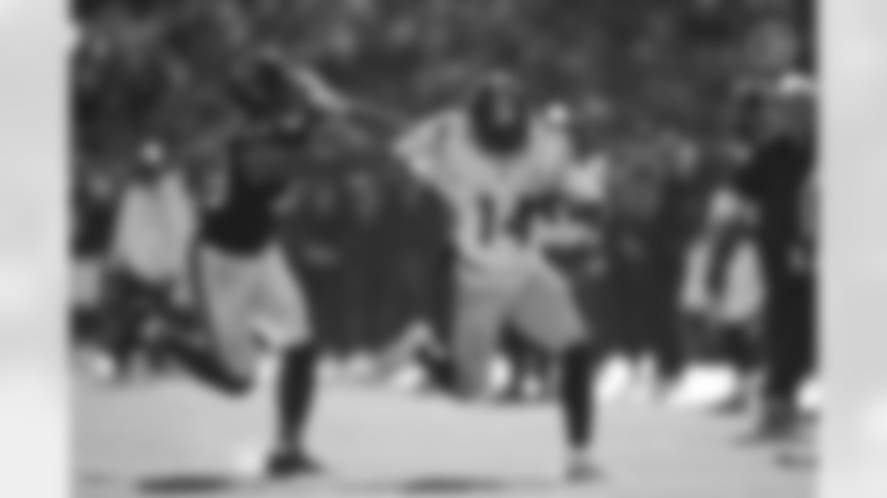 Pittsburgh Steelers running back Kenneth Gainwell (14) during a regular season game between the Pittsburgh Steelers and the Chicago Bears, Sunday, Nov. 23, 2025 in Chicago, IL. (Alysa Rubin / Pittsburgh Steelers)