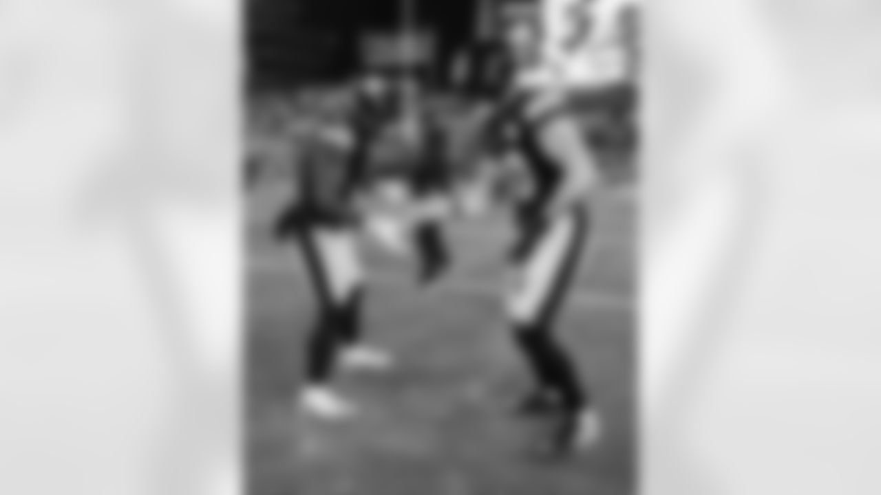 Pittsburgh Steelers linebacker Patrick Queen (6) and Pittsburgh Steelers linebacker T.J. Watt (90) prior to a regular season game between the Pittsburgh Steelers and the Baltimore Ravens, Sunday, Jan. 4, 2026 in Pittsburgh, PA. The Steelers defeated the Ravens 26-24. (Alysa Rubin / Pittsburgh Steelers)