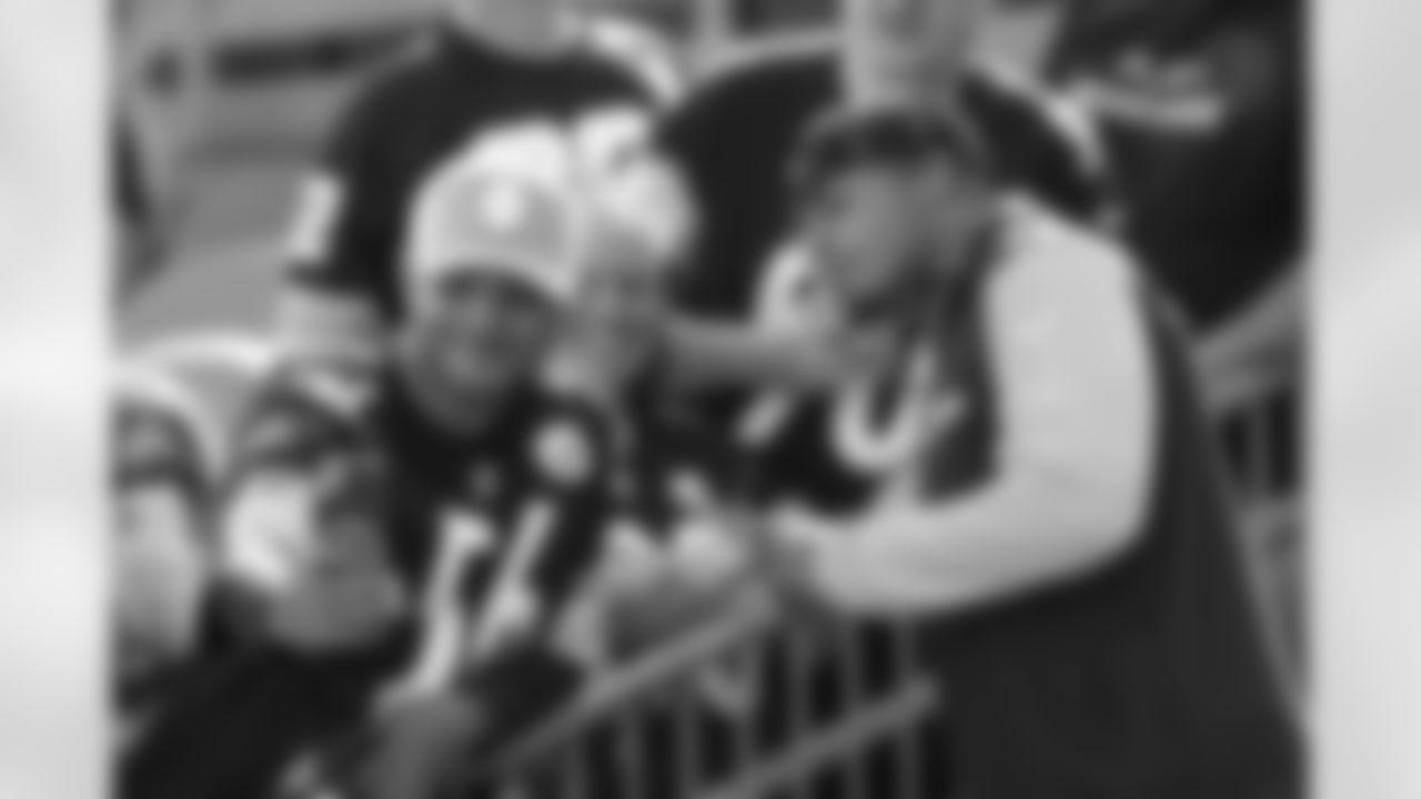 Pittsburgh Steelers quarterback Justin Fields (2) and a fan during a regular season game between the Pittsburgh Steelers and the Los Angeles Chargers, Sunday, Sept. 22, 2024 in Pittsburgh, PA. (Jared Wickerham / Pittsburgh Steelers)
