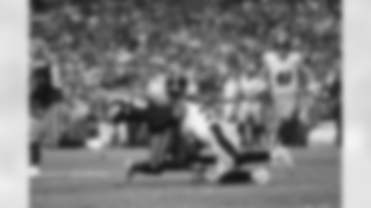 Pittsburgh Steelers linebacker Patrick Queen (6) and Pittsburgh Steelers cornerback Asante Samuel Jr. (22) during a regular season game between the Pittsburgh Steelers and the Cleveland Browns, Sunday, Dec. 28, 2025 in Cleveland, OH. (Alysa Rubin / Pittsburgh Steelers)