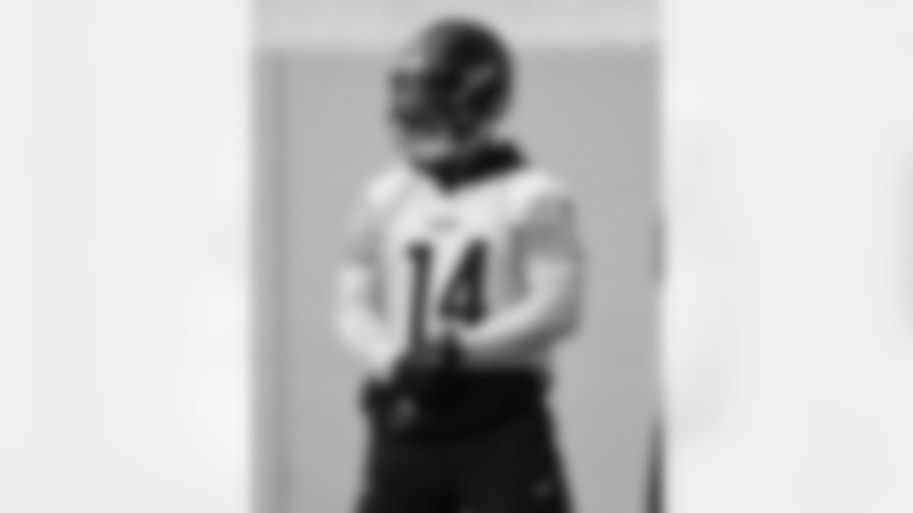 Pittsburgh Steelers running back Kenneth Gainwell (14) during practice at the UPMC Rooney Sports Complex preparing for a Week 18 matchup against the Baltimore Ravens, Thursday, Jan. 1, 2026 in Pittsburgh, PA. (Alysa Rubin / Pittsburgh Steelers)