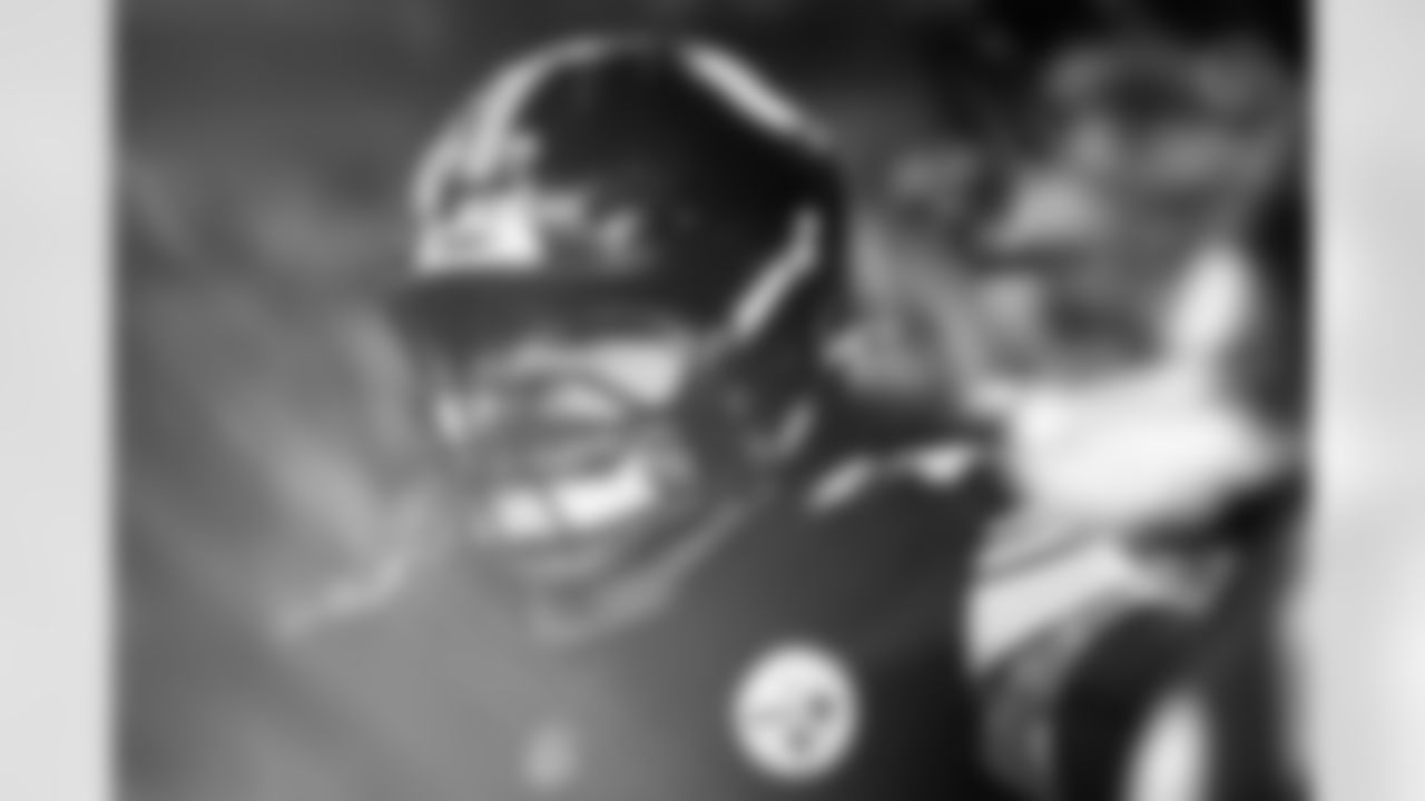 Pittsburgh Steelers offensive lineman Isaac Seumalo (73) during a regular season game between the Pittsburgh Steelers and the Miami Dolphins, Monday, Dec. 15, 2025 in Pittsburgh, PA. (Jared Wickerham / Pittsburgh Steelers)