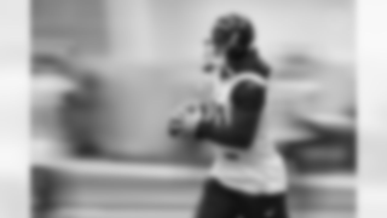 Pittsburgh Steelers linebacker Jack Sawyer (33) during practice at the UPMC Rooney Sports Complex preparing for a Week 17 matchup against the Cleveland Browns, Friday, Dec. 26, 2025 in Pittsburgh, PA. (Karl Roser / Pittsburgh Steelers)