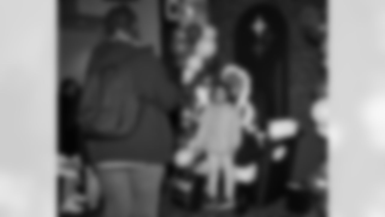 The Pittsburgh Steelers partnered with Convoy of Hope to give back to multiple community organizations in the Pittsburgh area on Tuesday, Dec. 9, 2025 in Pittsburgh, PA. (Alysa Rubin / Pittsburgh Steelers)