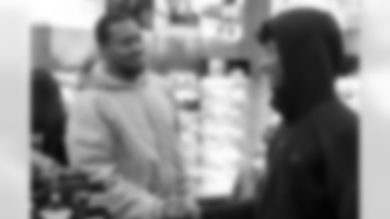 Pittsburgh Steelers safety DeShon Elliott (25) surprised local youth with a holiday shopping spree on Thursday, Dec. 12, 2024 in Pittsburgh, PA.(Jared Wickerham / Pittsburgh Steelers)
