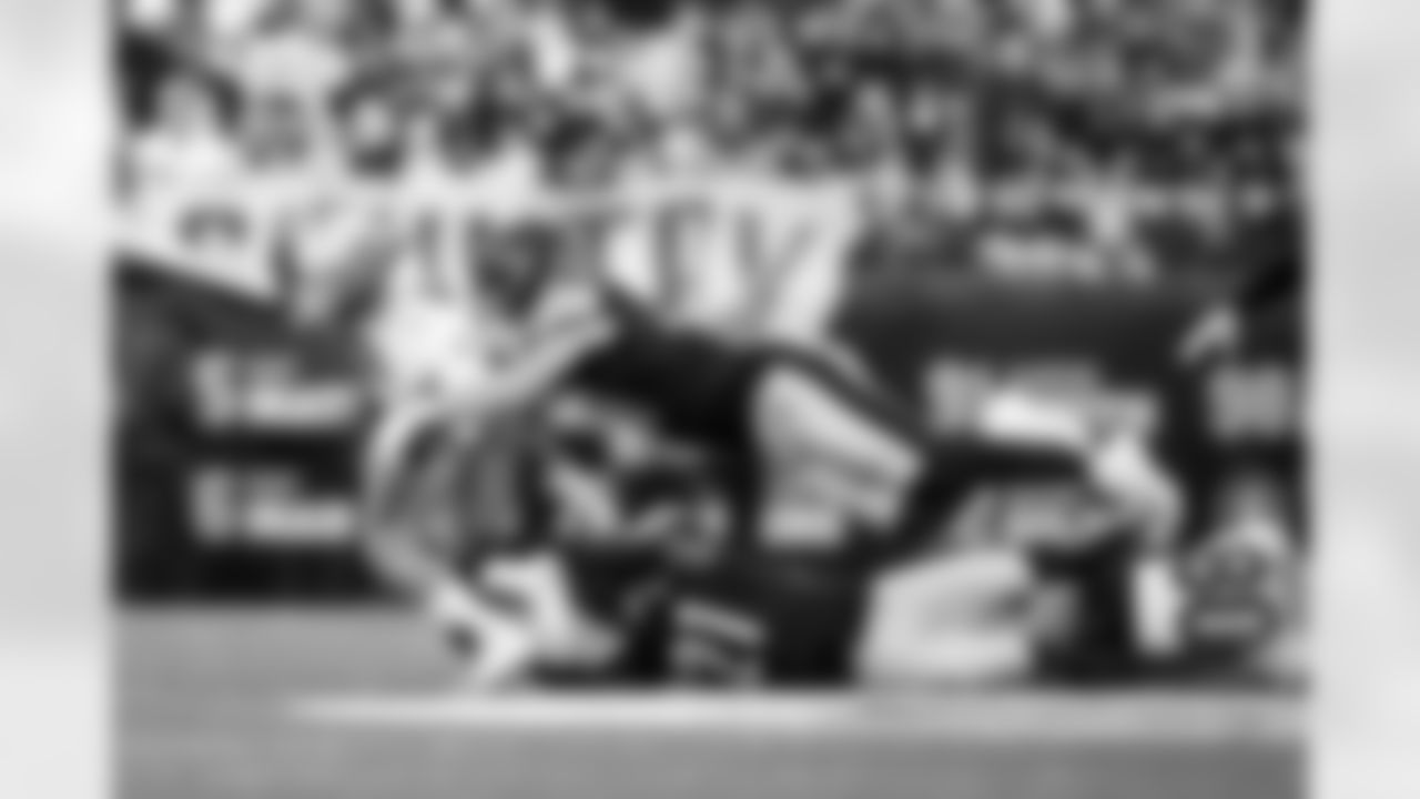 Pittsburgh Steelers defensive back Chuck Clark (21) and Pittsburgh Steelers linebacker Payton Wilson (41) during a regular season game between the Pittsburgh Steelers and the Cincinnati Bengals, Sunday, Nov. 16, 2025 in Pittsburgh, PA. The Steelers defeated the Bengals 34-12. (Karl Roser / Pittsburgh Steelers)