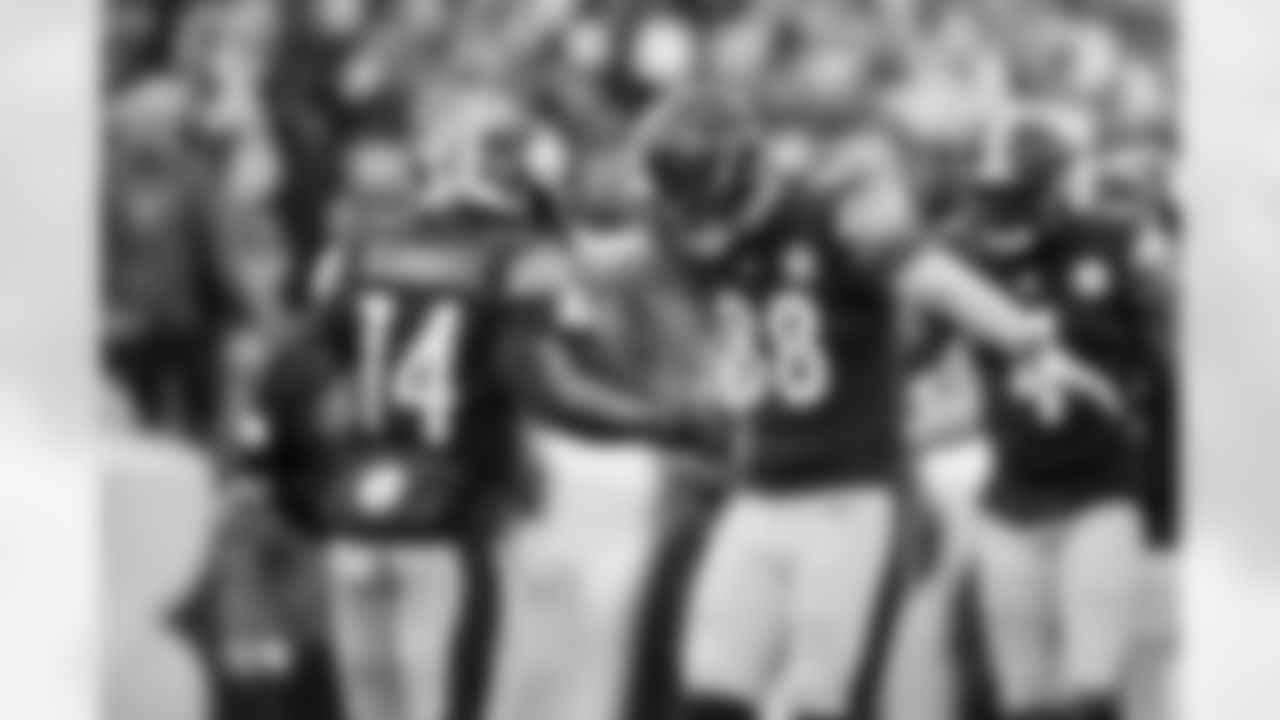 Pittsburgh Steelers running back Kenneth Gainwell (14) and Pittsburgh Steelers tight end Pat Freiermuth (88) during a regular season game between the Pittsburgh Steelers and the Cincinnati Bengals, Sunday, Nov. 16, 2025 in Pittsburgh, PA. The Steelers defeated the Bengals 34-12. (Karl Roser / Pittsburgh Steelers)