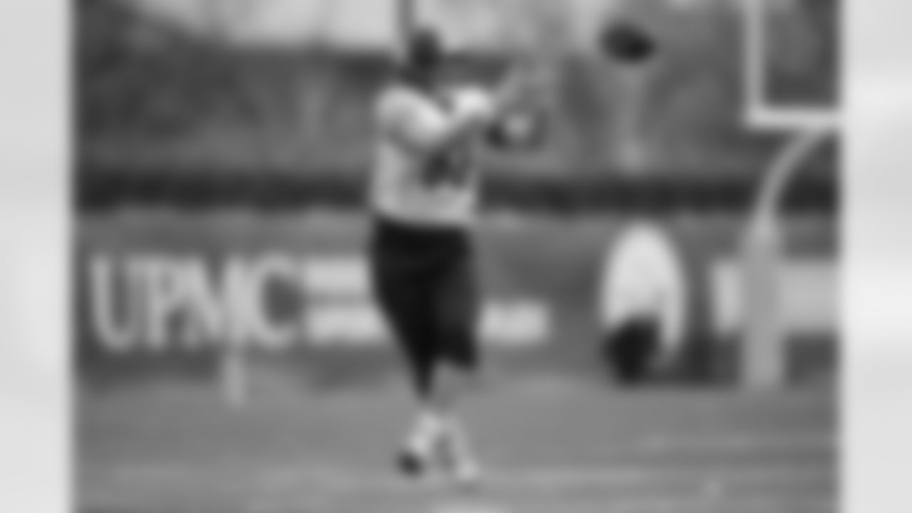 Pittsburgh Steelers tight end Pat Freiermuth (88) during practice at the UPMC Rooney Sports Complex preparing for a Week 11 matchup against the Cincinnati Bengals, Wednesday, Nov. 12, 2025 in Pittsburgh, PA. (Alysa Rubin / Pittsburgh Steelers)