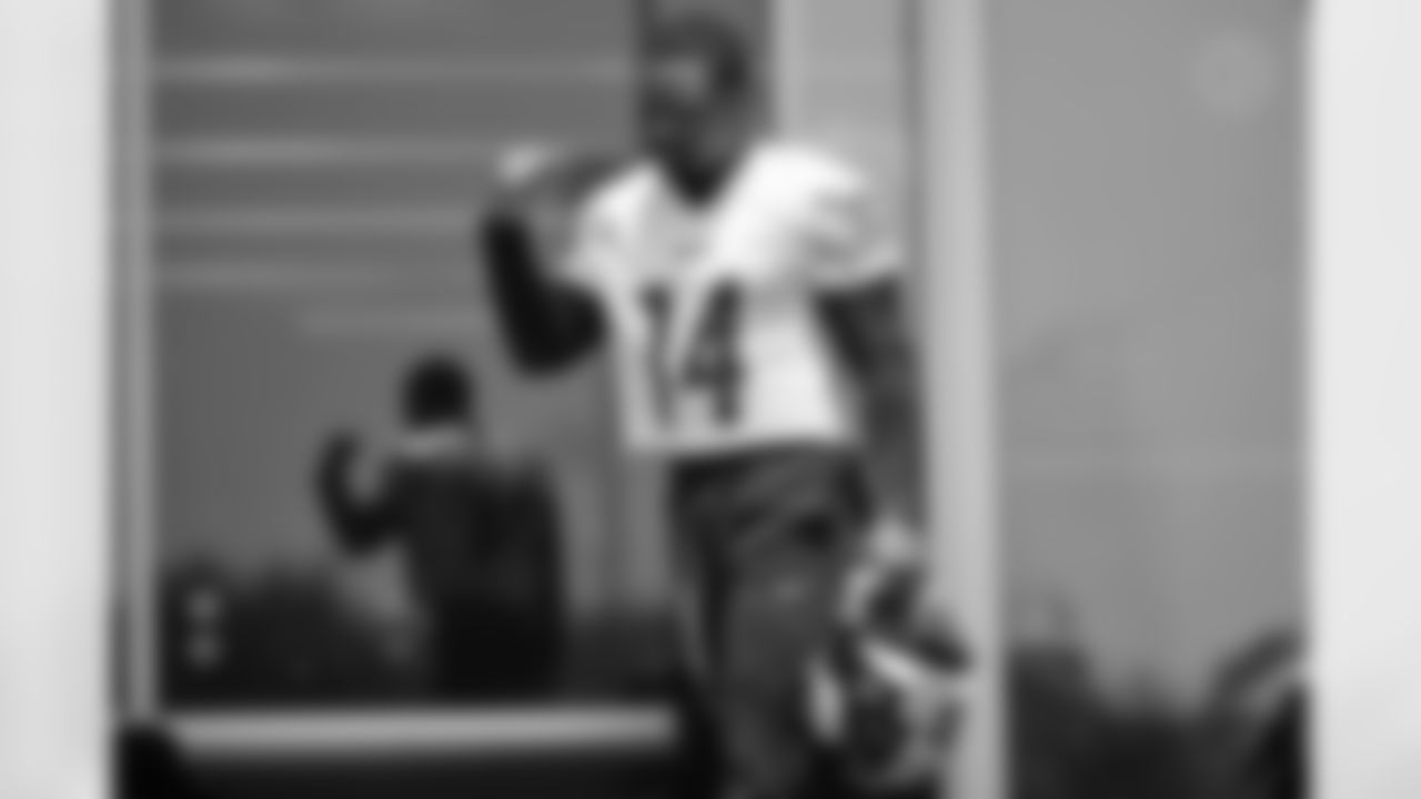 Pittsburgh Steelers running back Kenneth Gainwell (14) practices at the UPMC Rooney Sports Complex during the 2025 minicamp, Wednesday June 11, 2025. (Alysa Rubin / Pittsburgh Steelers)