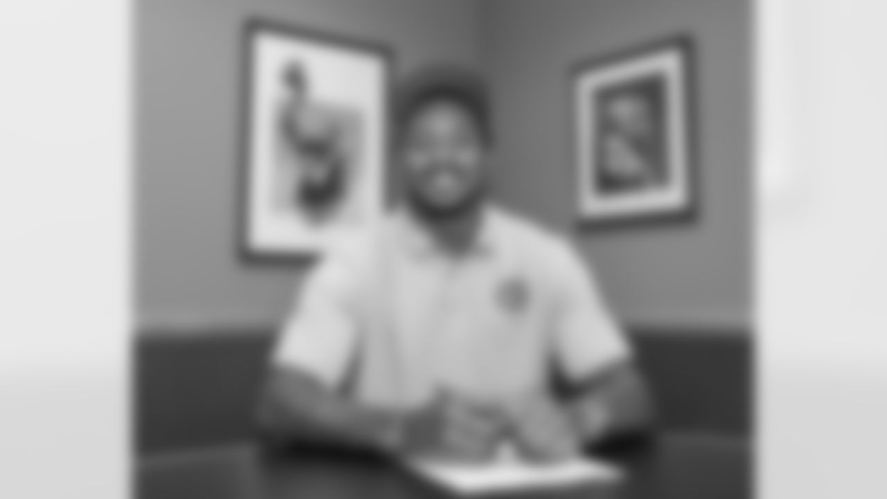 Deshon Elliott signs a contract with the Pittsburgh Steelers at the UPMC Rooney Sports Complex, Friday, March 15, 2024 in Pittsburgh, PA. (Abigail Dean / Pittsburgh Steelers)