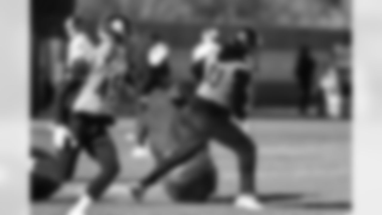 Pittsburgh Steelers linebacker Jack Sawyer (33) during practice at the UPMC Rooney Sports Complex preparing for a Week 11 matchup against the Cincinnati Bengals, Thursday, Nov. 13, 2025 in Pittsburgh, PA. (Karl Roser / Pittsburgh Steelers)