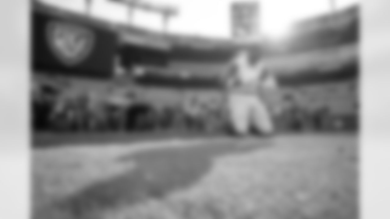 Pittsburgh Steelers tight end Jonnu Smith (81) prays prior to a regular season game against the Baltimore Ravens, Sunday, Dec. 7, 2025 in Baltimore, MD. The Steelers defeated the Ravens 27-22. (Alysa Rubin / Pittsburgh Steelers)