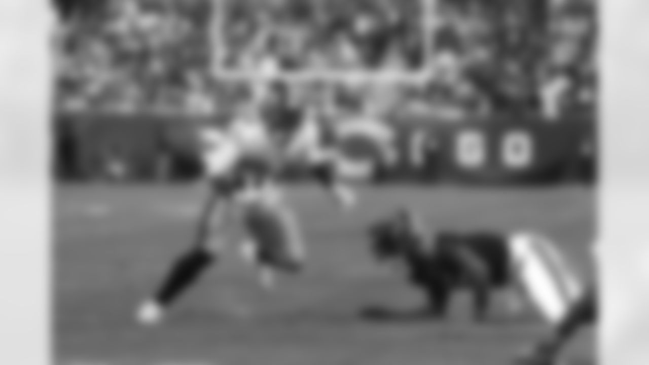 Pittsburgh Steelers running back Kenneth Gainwell (14) during a regular season game between the Pittsburgh Steelers and the Chicago Bears, Sunday, Nov. 23, 2025 in Chicago, IL. (Nick Smith / Pittsburgh Steelers)