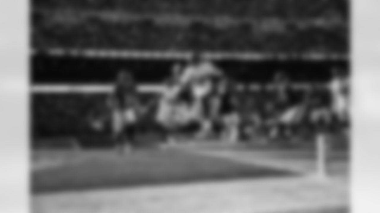 Pittsburgh Steelers running back Kenneth Gainwell (14) during a regular season game between the Pittsburgh Steelers and the Chicago Bears, Sunday, Nov. 23, 2025 in Chicago, IL. (Alysa Rubin / Pittsburgh Steelers)