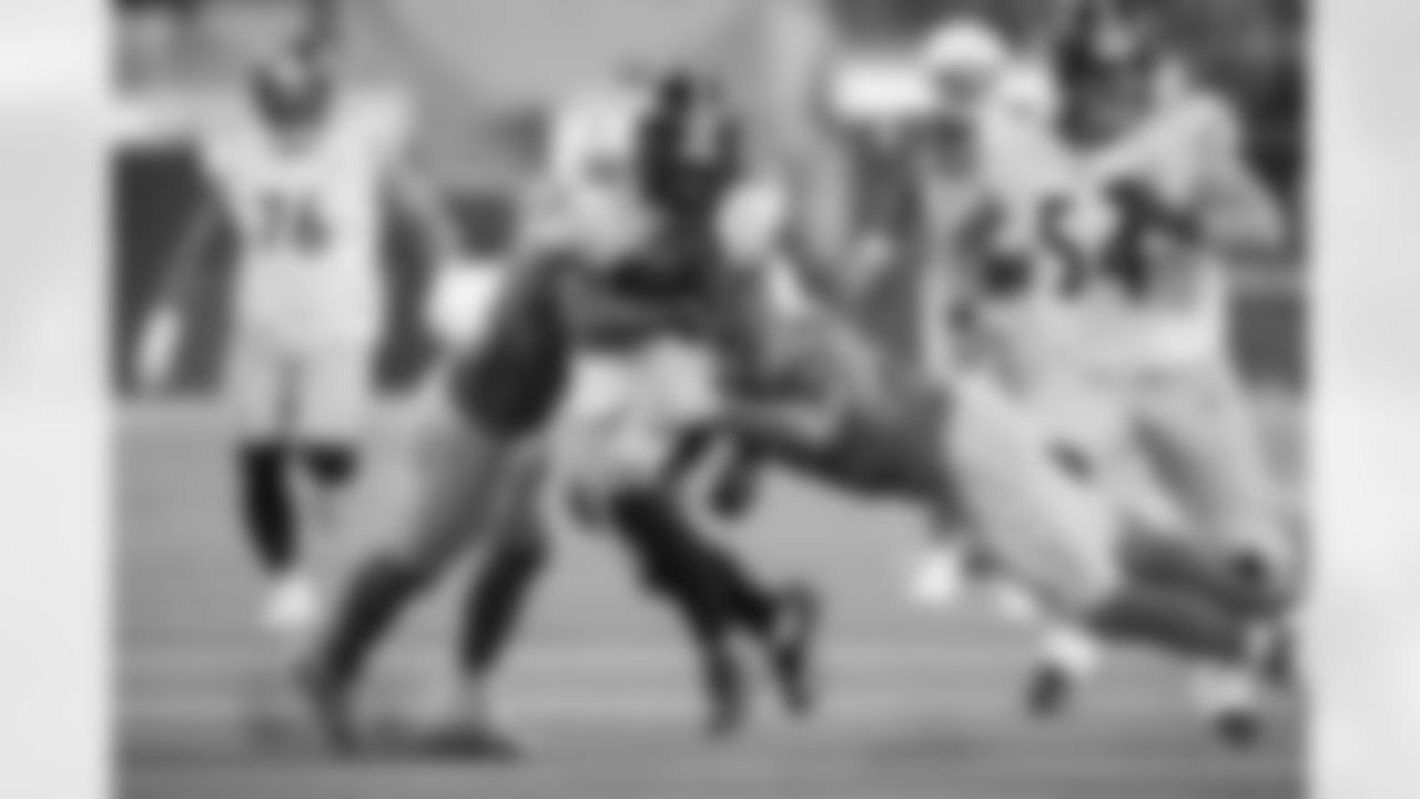 Pittsburgh Steelers running back Jaylen Warren (30) runs the ball during a regular season game against the Los Angeles Chargers, Sunday, Nov. 9, 2025 in Inglewood, CA. The Chargers beat the Steelers 25-10. (Nick Smith / Pittsburgh Steelers)