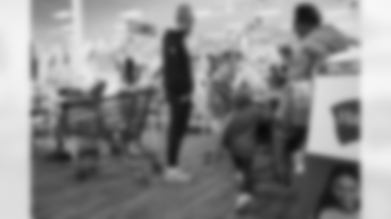 Pittsburgh Steelers tight end Pat Freiermuth (88) takes families on a holiday shopping trip on Tuesday, Dec. 16, 2025 in Homestead, PA. (Alysa Rubin / Pittsburgh Steelers)