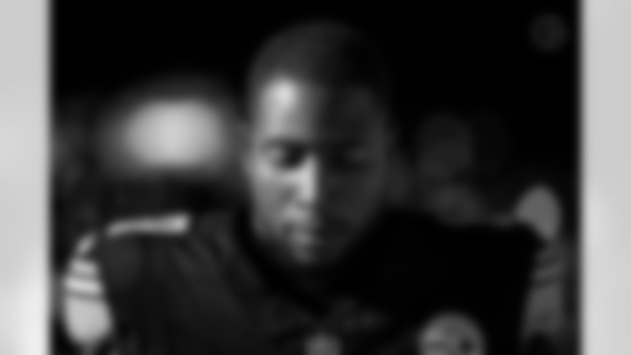 Pittsburgh Steelers tight end Jonnu Smith (81) prays prior to a regular season game against the Cincinnati Bengals, Thursday, Oct. 16, 2025 in Cincinnati, OH. The Bengals beat the Steelers 33-31. (Alysa Rubin / Pittsburgh Steelers)