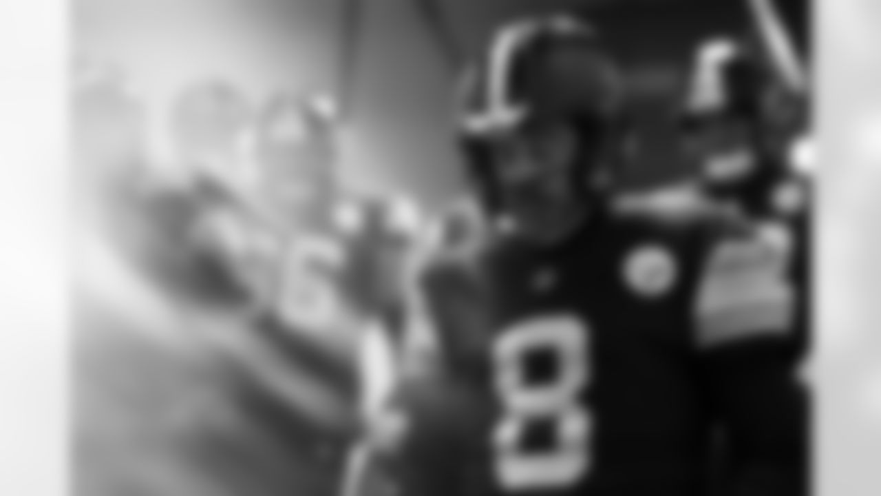 Pittsburgh Steelers quarterback Aaron Rodgers (8) during a regular season game between the Pittsburgh Steelers and the Miami Dolphins, Monday, Dec. 15, 2025 in Pittsburgh, PA. (Jared Wickerham / Pittsburgh Steelers)