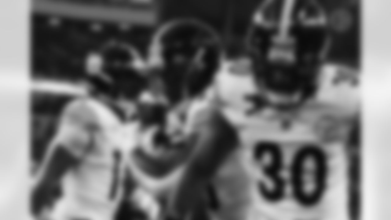 Pittsburgh Steelers running back Jaylen Warren (30) Pittsburgh Steelers running back Kaleb Johnson (20) during a regular season game between the Pittsburgh Steelers and the Los Angeles Chargers, Sunday, Nov. 9, 2025 in Inglewood, CA. (Nick Smith / Pittsburgh Steelers)