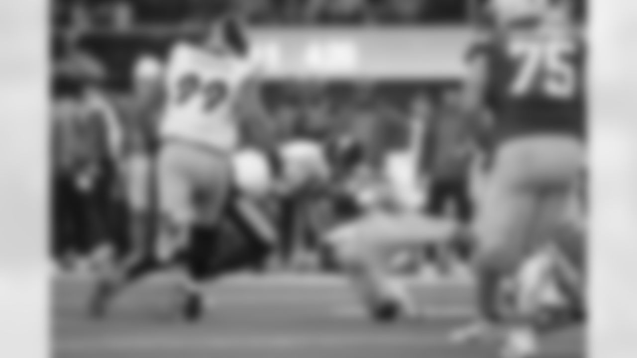 Pittsburgh Steelers defensive tackle Derrick Harmon (99) Pittsburgh Steelers linebacker Jack Sawyer (33) during a regular season game between the Pittsburgh Steelers and the Los Angeles Chargers, Sunday, Nov. 9, 2025 in Inglewood, CA. (Alysa Rubin / Pittsburgh Steelers)