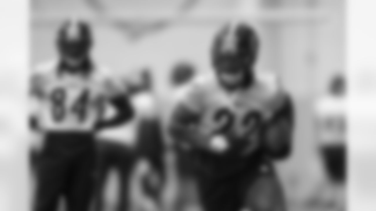 Pittsburgh Steelers running back Najee Harris (22) during practice at the UPMC Rooney Sports Complex preparing for a Week 13 matchup against the Arizona Cardinals, Friday, Dec. 1, 2023 in Pittsburgh, PA. (Karl Roser / Pittsburgh Steelers)