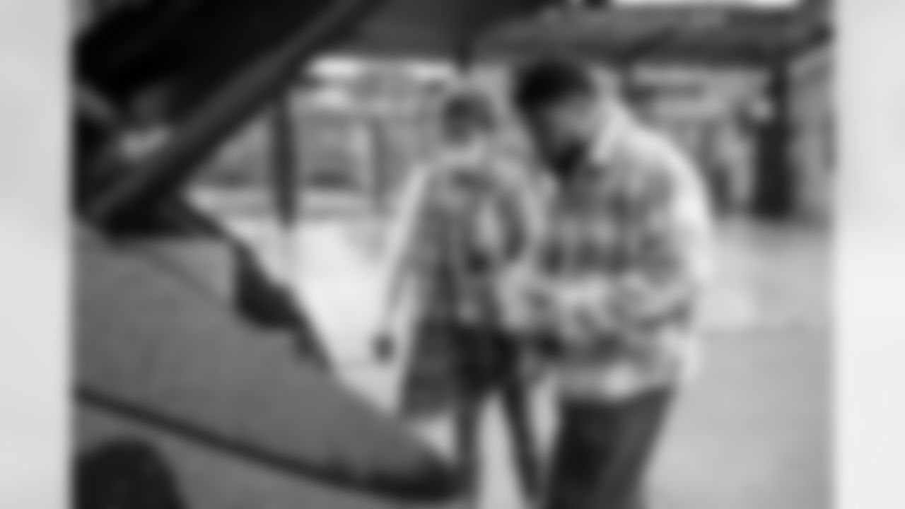 Pittsburgh Steelers distribute Thanksgiving food with the Pittsburgh Pirates and Pittsburgh Penguins on Tuesday, Nov. 25, 2025 in Pittsburgh, PA. (Karl Roser / Pittsburgh Steelers)