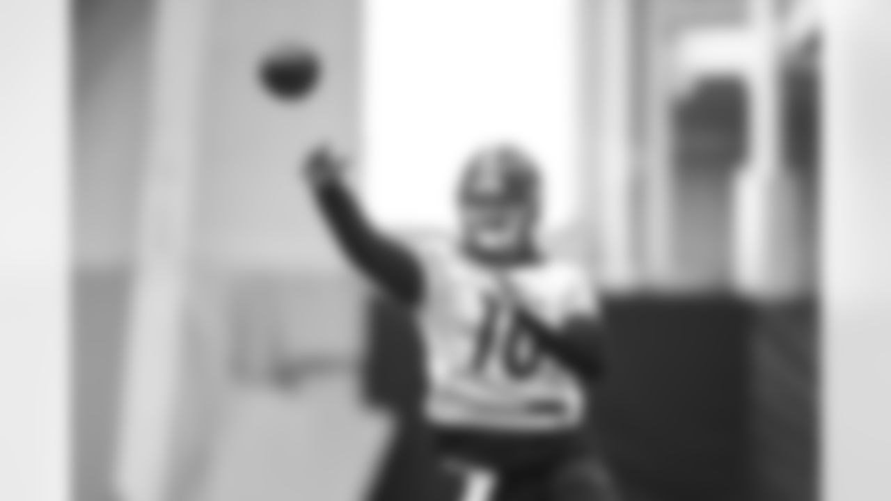 Pittsburgh Steelers quarterback Mitch Trubisky (10) during practice at the UPMC Rooney Sports Complex preparing for a Week 16 matchup against the Cincinnati Bengals, Wednesday, Dec. 20, 2023 in Pittsburgh, PA. (Abigail Dean / Pittsburgh Steelers)