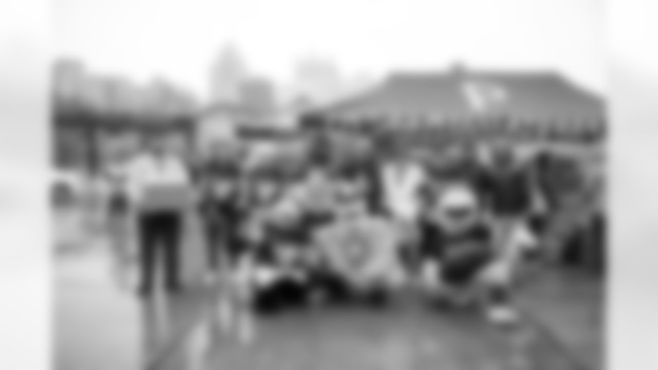 Pittsburgh Steelers distribute Thanksgiving food with the Pittsburgh Pirates and Pittsburgh Penguins on Tuesday, Nov. 25, 2025 in Pittsburgh, PA. (Karl Roser / Pittsburgh Steelers)