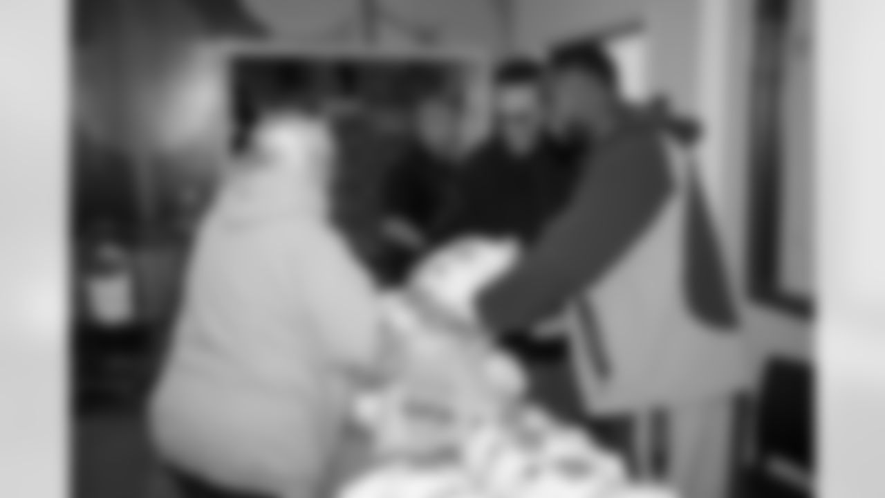 Pittsburgh Steelers tight end Jonnu Smith (81) held a Thanksgiving distribution at Greater Pittsburgh Community Food Bank to help community members prepare for their Thanksgiving dinner, Tuesday, Nov. 18, 2025 in Duquesne, PA. (Karl Roser / Pittsburgh Steelers)