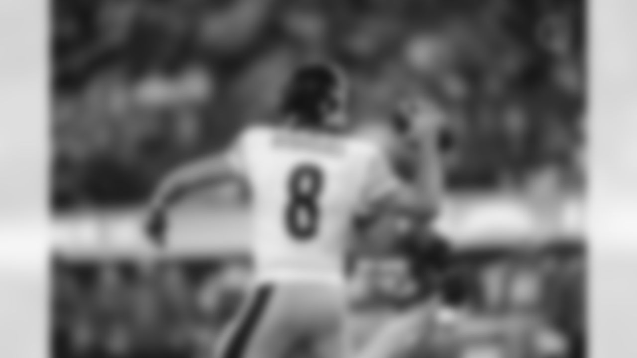 Pittsburgh Steelers quarterback Aaron Rodgers (8) during a regular season game between the Pittsburgh Steelers and the Los Angeles Chargers, Sunday, Nov. 9, 2025 in Inglewood, CA. (Alysa Rubin / Pittsburgh Steelers)