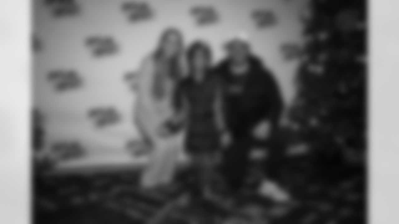 Pittsburgh Steelers linebacker Alex Highsmith (56) delivered coats to Urban Impact youth on Friday, Dec. 19, 2025 in Pittsburgh, PA. (Alysa Rubin / Pittsburgh Steelers)