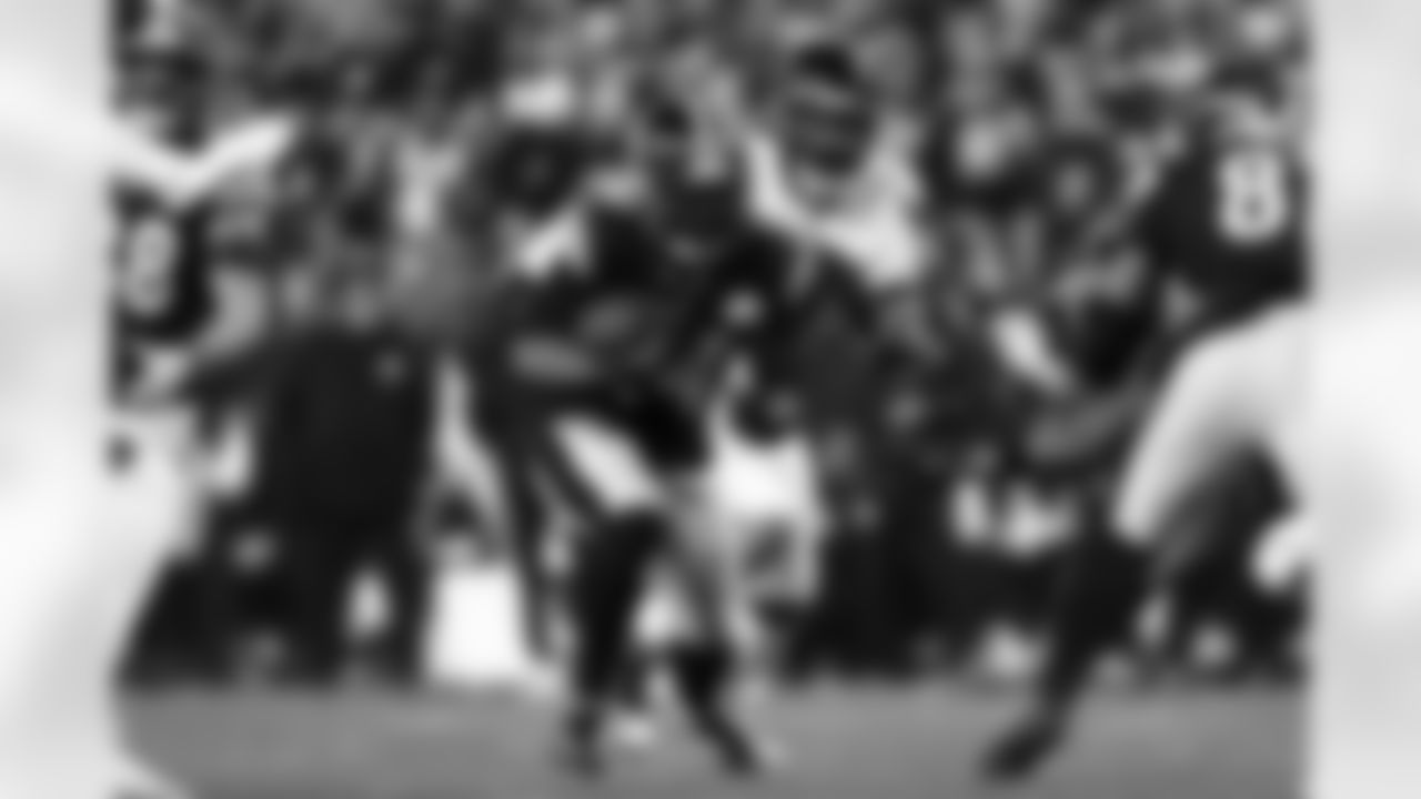 Pittsburgh Steelers running back Kenneth Gainwell (14) during a postseason Wild Card game between the Pittsburgh Steelers and the Houston Texans, Monday, Jan. 12, 2026 in Pittsburgh, PA. (Jared Wickerham / Pittsburgh Steelers)