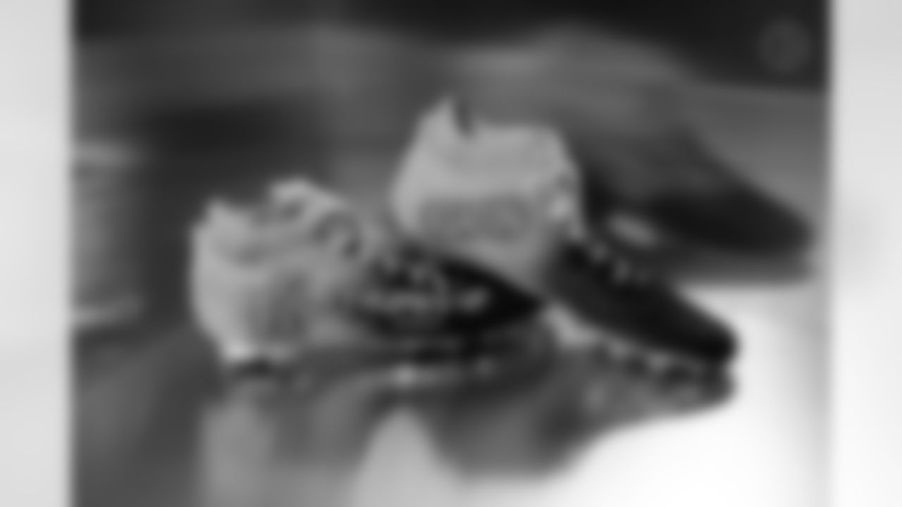 Pittsburgh Steelers linebacker Cole Holcomb (55) will showcase his custom cleats supporting Thumbs Up Mission during Week 13. (Alysa Rubin / Pittsburgh Steelers)