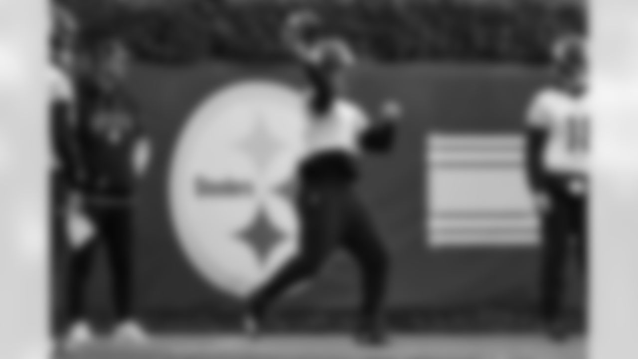 Pittsburgh Steelers quarterback Aaron Rodgers (8) during practice at the UPMC Rooney Sports Complex preparing for a Week 11 matchup against the Cincinnati Bengals, Wednesday, Nov. 12, 2025 in Pittsburgh, PA. (Alysa Rubin / Pittsburgh Steelers)