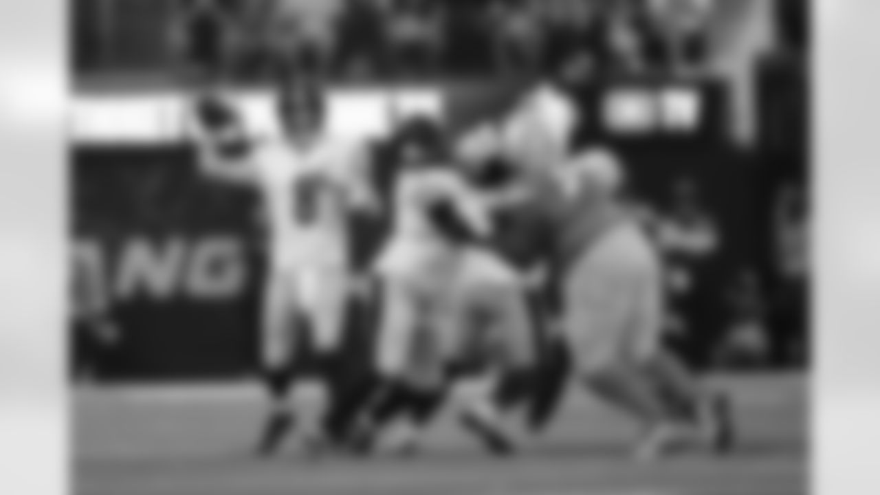 Pittsburgh Steelers quarterback Aaron Rodgers (8) Pittsburgh Steelers offensive lineman Spencer Anderson (74) during a regular season game between the Pittsburgh Steelers and the Los Angeles Chargers, Sunday, Nov. 9, 2025 in Inglewood, CA. (Alysa Rubin / Pittsburgh Steelers)