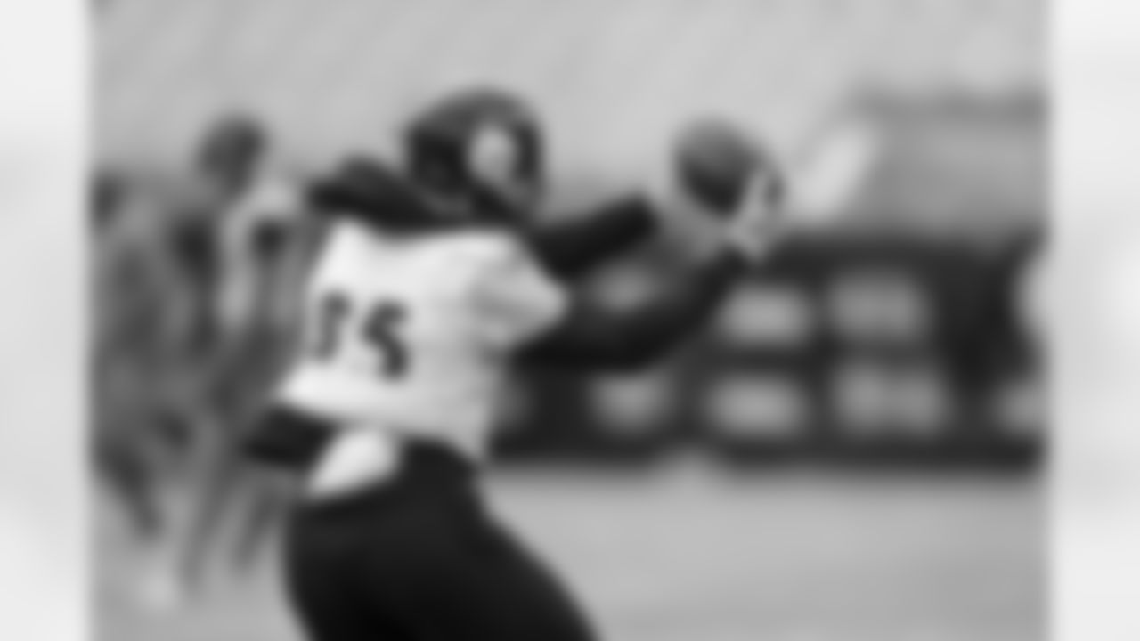 Pittsburgh Steelers running back Lew Nichols (35) during practice at Acrisure Stadium preparing for a Week 18 matchup against the Baltimore Ravens, Friday, Jan. 2, 2026 in Pittsburgh, PA. (Karl Roser / Pittsburgh Steelers)