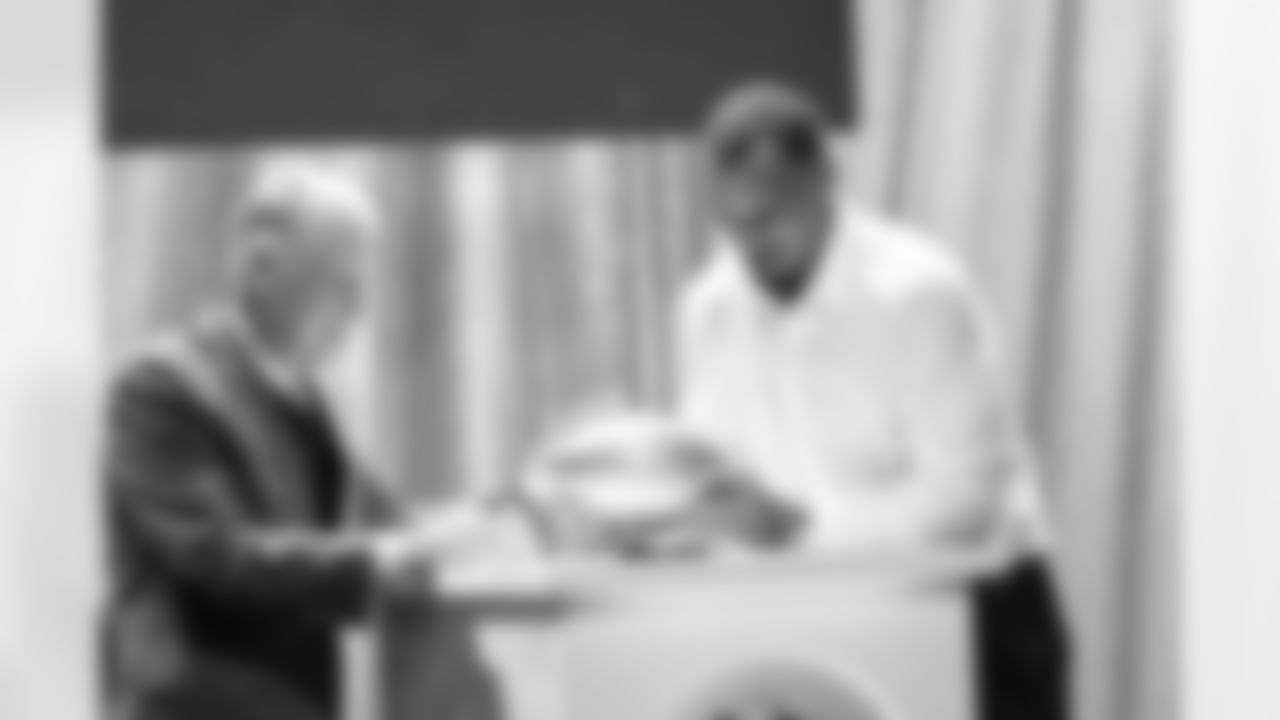 The Pittsburgh Steelers celebrate the 2025 Hall of Honor Class during the Hall of Honor Dinner Ceremony presented by U.S. Steel on Sunday, Dec. 14, 2025 in Pittsburgh, PA. (Alysa Rubin / Pittsburgh Steelers)