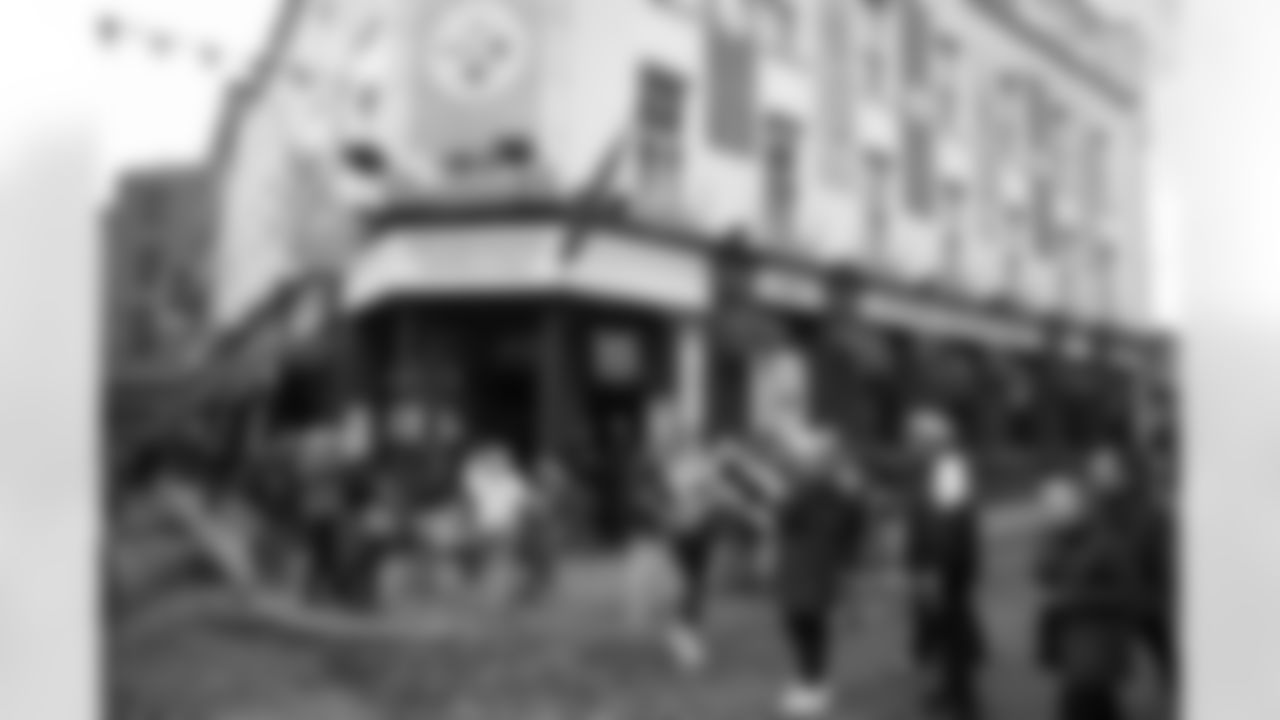 The Steelers host fans at Fitzsimons Temple Bar on Saturday, Sept. 27, 2025 in Dublin, Ireland. (Ben McShane / Pittsburgh Steelers)