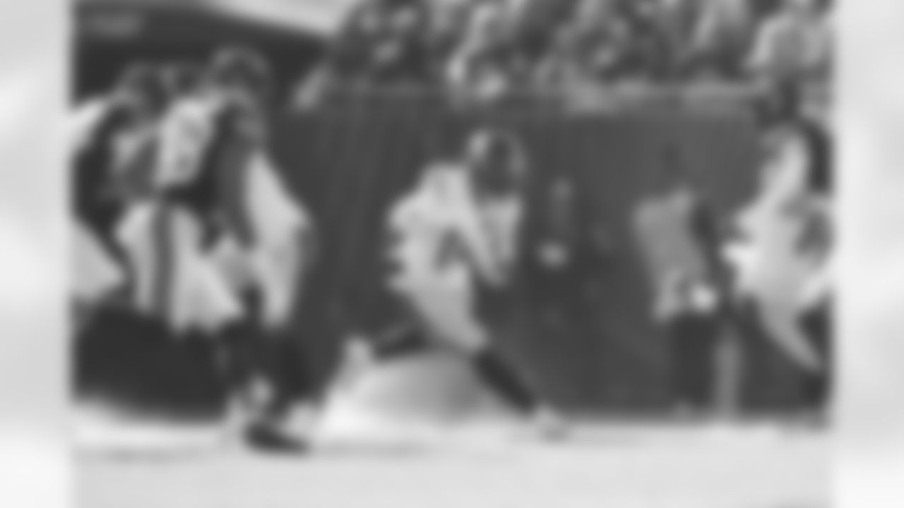 Pittsburgh Steelers running back Kenneth Gainwell (14) during a regular season game between the Pittsburgh Steelers and the Chicago Bears, Sunday, Nov. 23, 2025 in Chicago, IL. (Karl Roser / Pittsburgh Steelers)