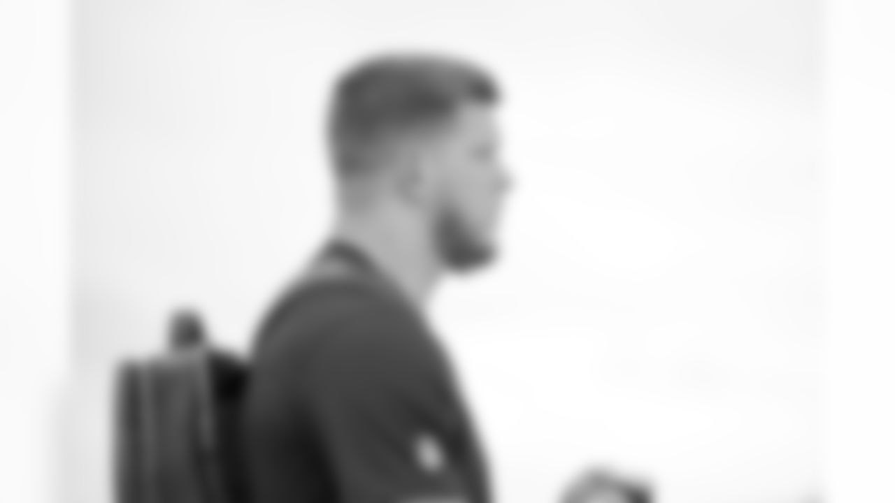 Pittsburgh Steelers linebacker Jack Sawyer (33) travels to Charlotte on Wednesday August 20, 2025 for the Week 3 preseason matchup against the Carolina Panthers. (Karl Roser / Pittsburgh Steelers)
