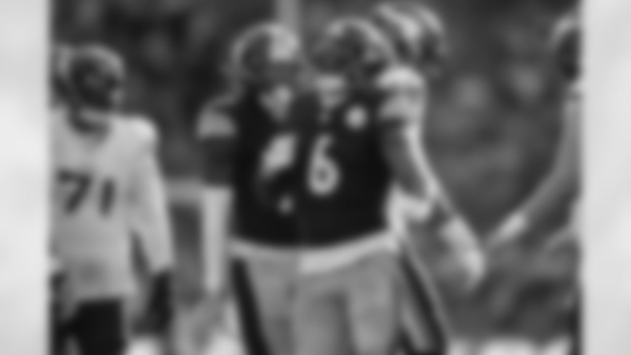 Pittsburgh Steelers linebacker Patrick Queen (6) celebrates a crucial play during a regular season game against the Minnesota Vikings, Sunday, Sept. 28, 2025 in Dublin, Ireland. The Steelers defeated the Vikings 24-21. (Alysa Rubin/ Pittsburgh Steelers)