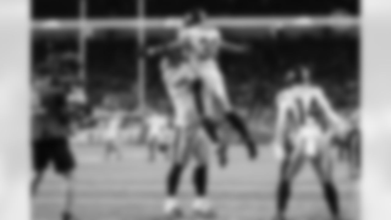 Pittsburgh Steelers running back Jaylen Warren (30) and Pittsburgh Steelers center Zach Frazier (54) during a regular season game between the Pittsburgh Steelers and the Detroit Lions, Sunday, Dec. 21, 2025 in Detroit, MI. (Karl Roser / Pittsburgh Steelers)