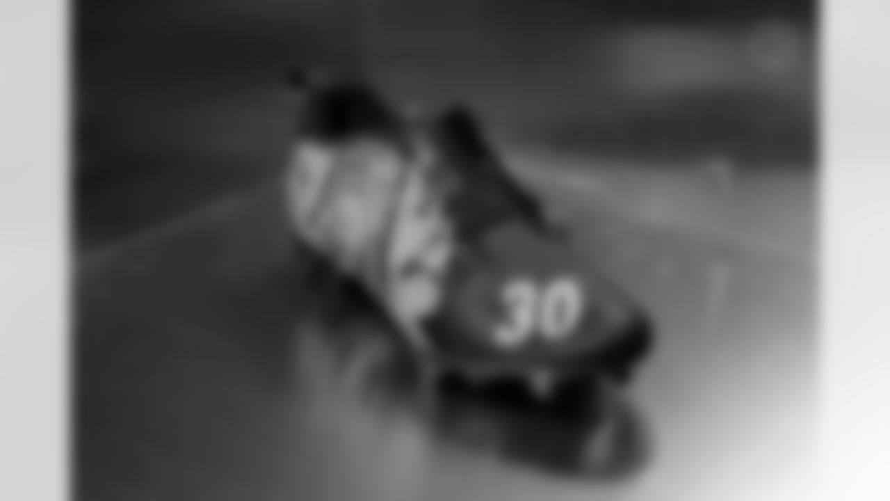 Pittsburgh Steelers running back Jaylen Warren (30) will showcase his custom cleats supporting Cafe Momentum during Week 13. (Alysa Rubin / Pittsburgh Steelers)