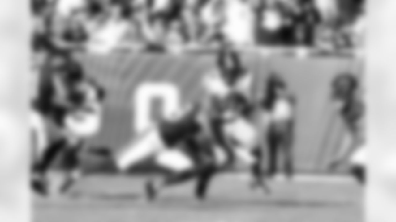 Pittsburgh Steelers running back Jaylen Warren (30) during a regular season game between the Pittsburgh Steelers and the Chicago Bears, Sunday, Nov. 23, 2025 in Chicago, IL. (Nick Smith / Pittsburgh Steelers)