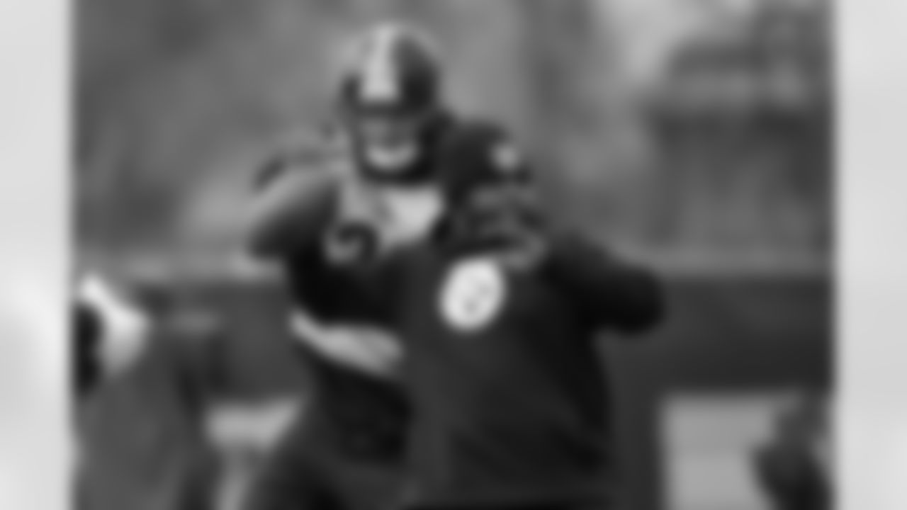 Pittsburgh Steelers linebacker Jack Sawyer (33) during practice at the UPMC Rooney Sports Complex preparing for a Week 11 matchup against the Cincinnati Bengals, Wednesday, Nov. 12, 2025 in Pittsburgh, PA. (Alysa Rubin / Pittsburgh Steelers)