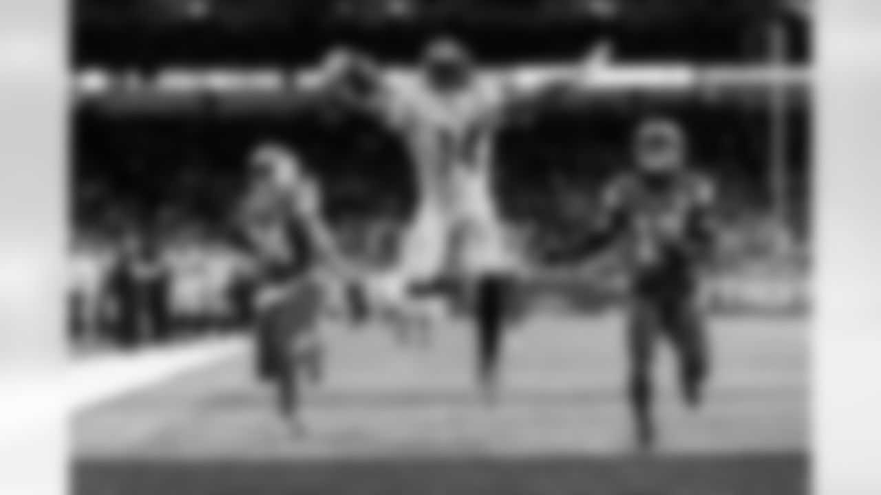 Pittsburgh Steelers running back Kenneth Gainwell (14) scores a touchdown during a regular season game between the Pittsburgh Steelers and the Detroit Lions, Sunday, Dec. 21, 2025 in Detroit, MI. The Steelers defeated the Lions 29-24. (Jared Wickerham / Pittsburgh Steelers)