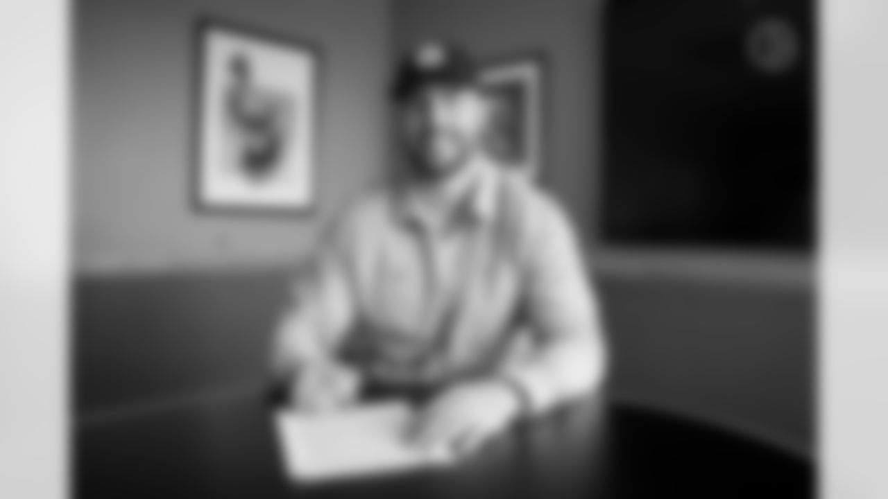Dean Lowry signs a contract with the Pittsburgh Steelers at the UPMC Rooney Sports Complex Thursday, March 28, 2024 in Pittsburgh, PA. (James Dotter / Pittsburgh Steelers)