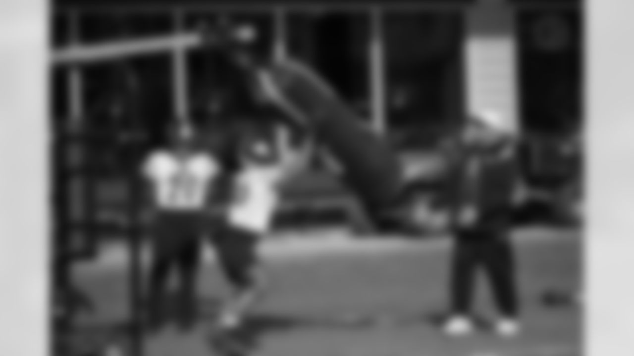 Pittsburgh Steelers running back Jaylen Warren (30) and Pittsburgh Steelers running backs coach Eddie Faulkner during practice at the UPMC Rooney Sports Complex preparing for a Week 16 matchup against the Detroit Lions, Thursday, Dec. 18, 2025 in Pittsburgh, PA. (Karl Roser / Pittsburgh Steelers)