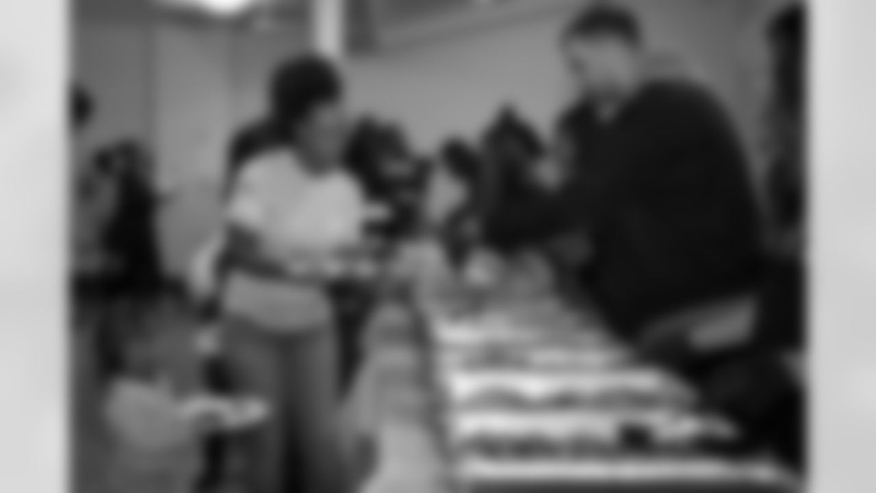 Pittsburgh Steelers tight end Pat Freiermuth (88) held a Thanksgiving dinner for local youth at Hosanna House on Tuesday, Nov. 25, 2025 in Pittsburgh, PA. (Taylor Ollason / Pittsburgh Steelers)